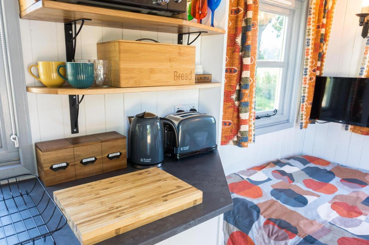 The Hideaway Hut - 1 Bed Shepherds Hut - ヘレフォード エクステリア 写真