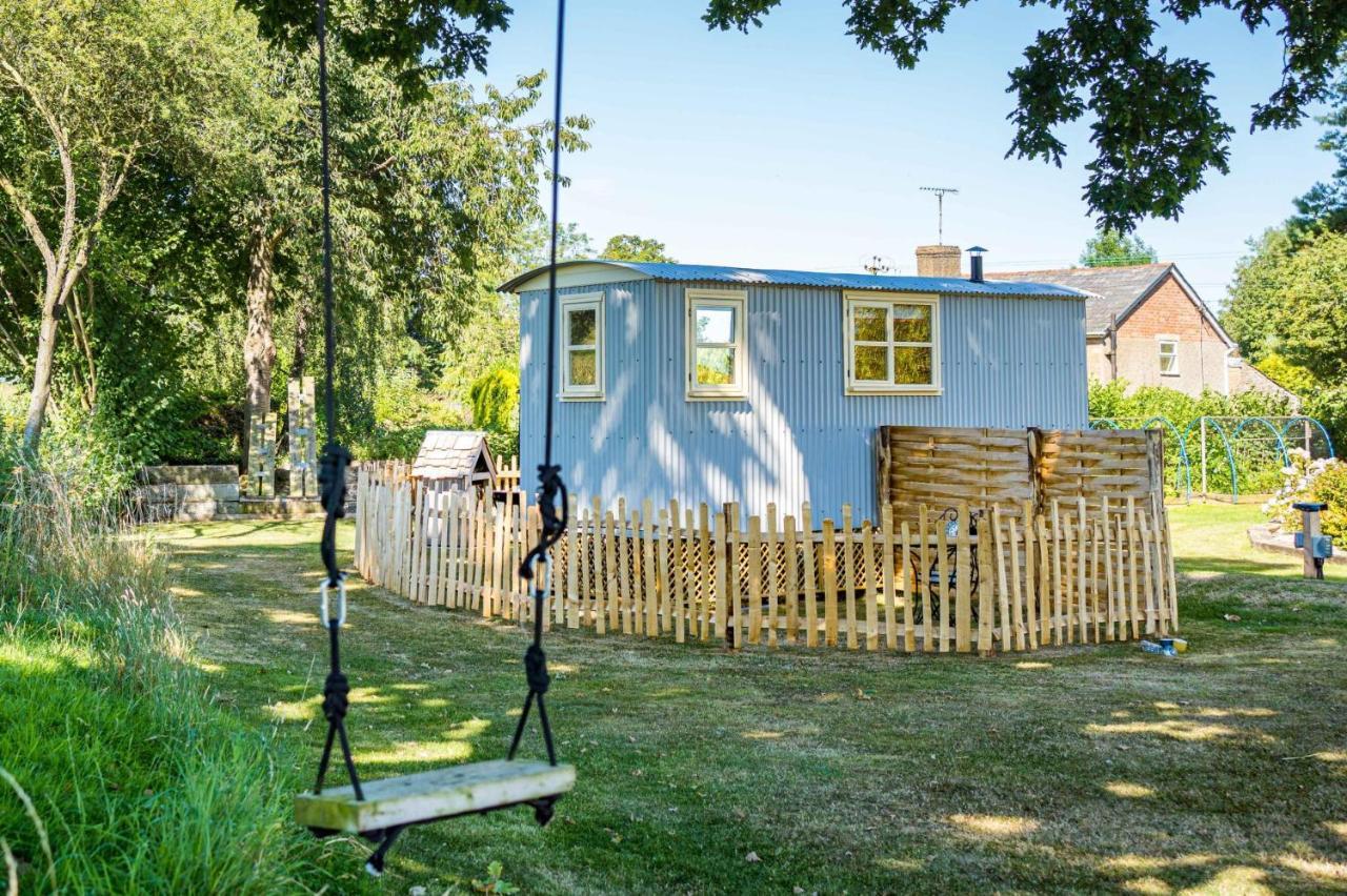 The Hideaway Hut - 1 Bed Shepherds Hut - Herefordアパートメント エクステリア 写真